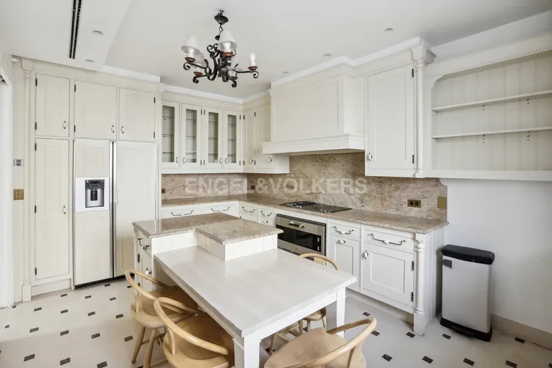 Neuilly-sur-Seine, Île-de-France, France. - Photo 12