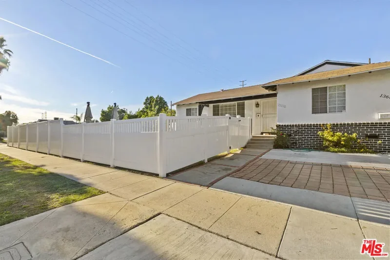 Single Family Residence in Arleta