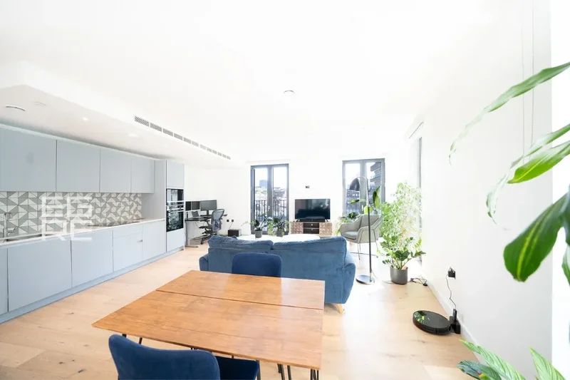 Clarendon Court, London, England, United Kingdom. - Photo 7