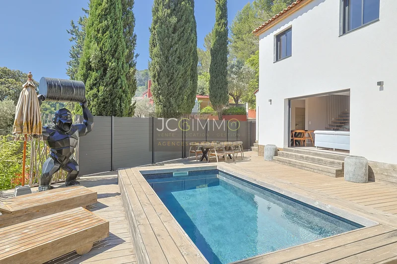 Contemporary 4-room villa of 100m² living space with swimming pool and large private parking!
