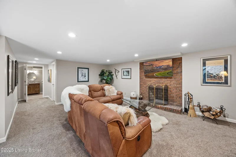 1027 Garden Creek Cir, Louisville, KY 40223, Watterson Park, Kentucky, United States. - Photo 38