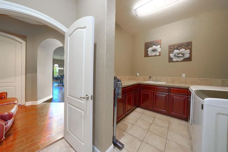 6 Bedrooms Single Family Detached