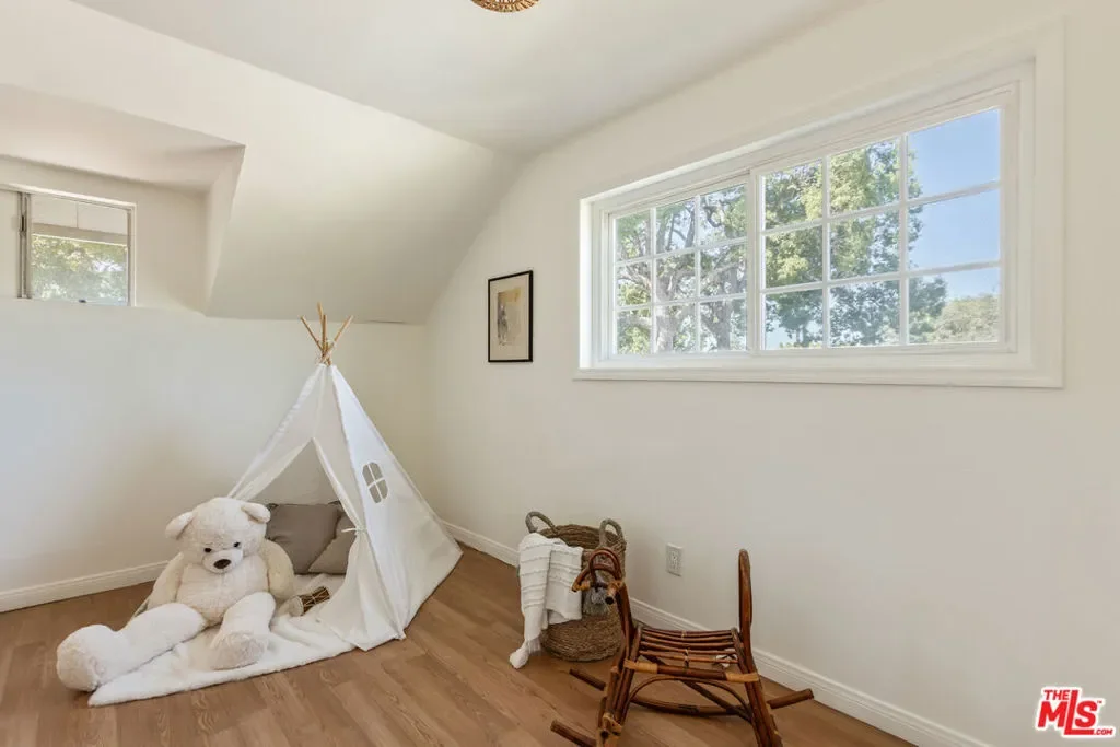 1945 Yosemite Drive, Los Angeles, California, United States. - Photo 9