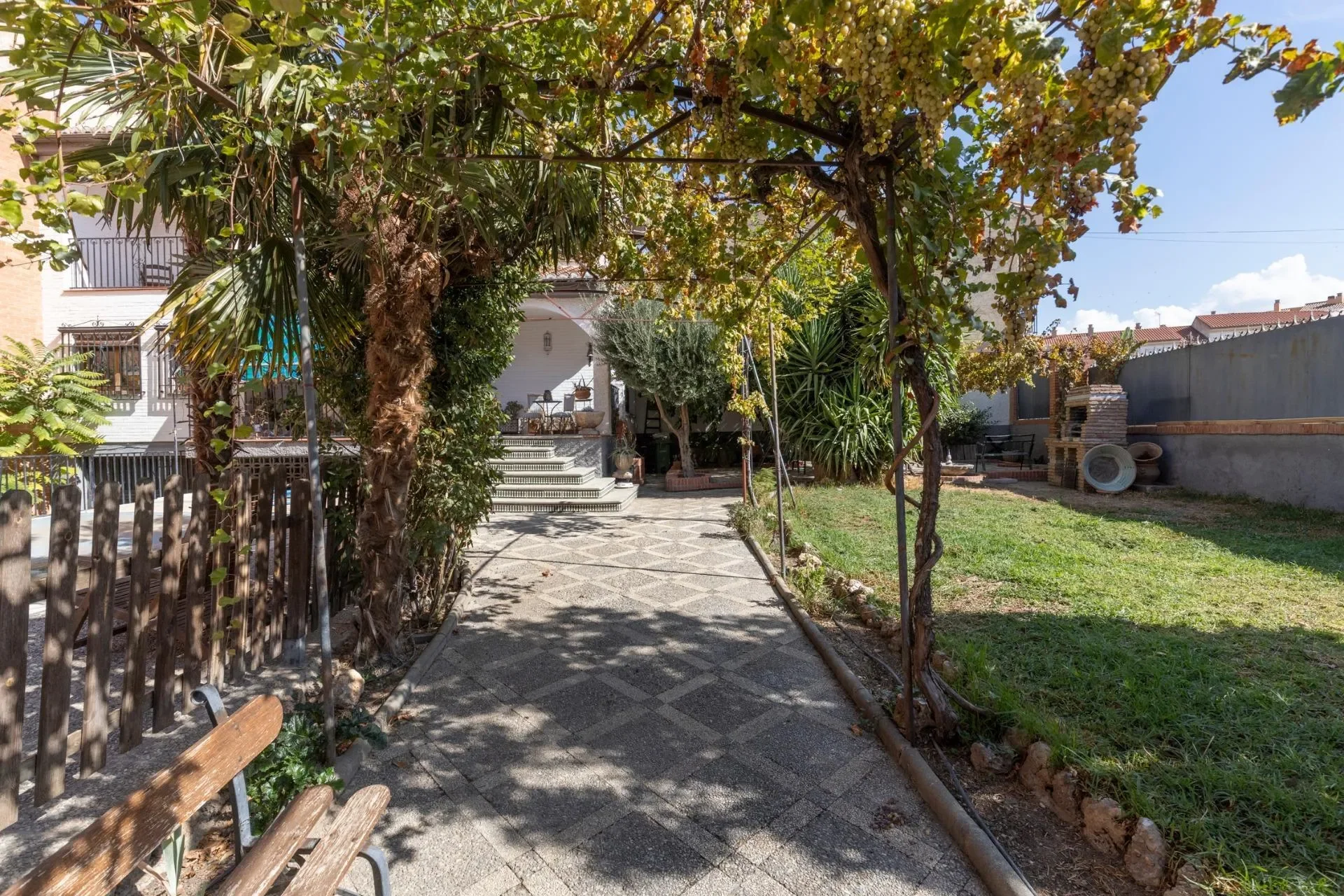 Exterior photo 3