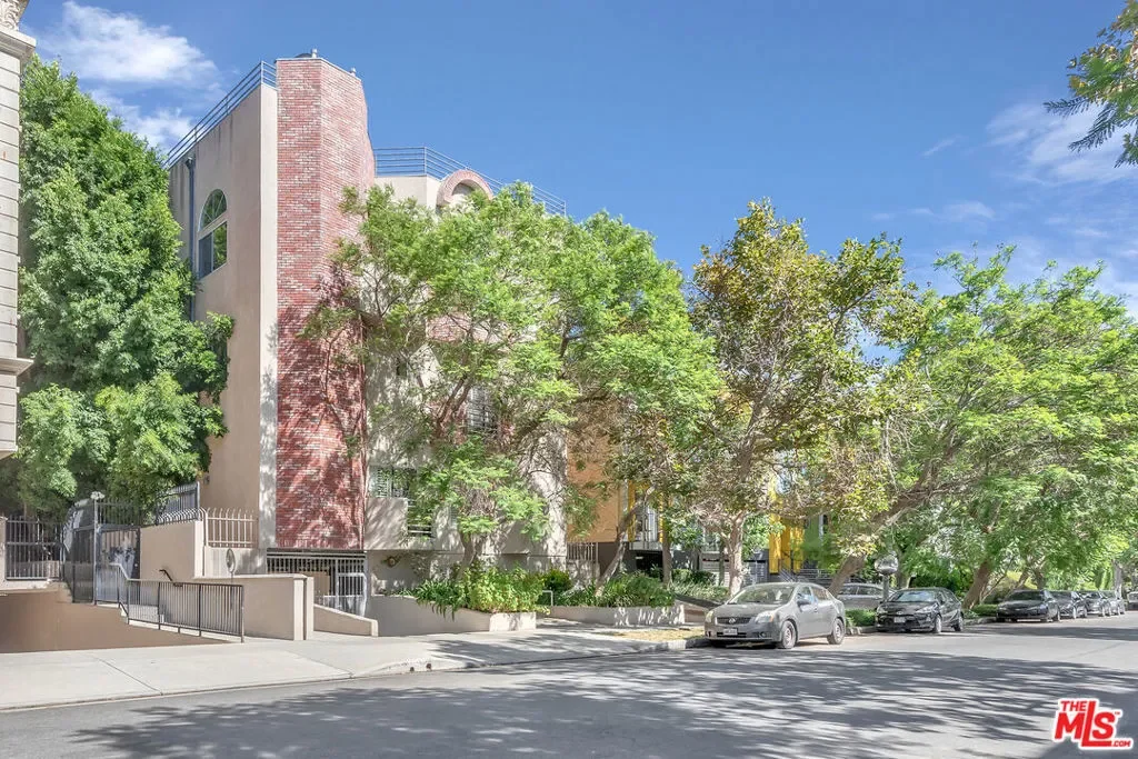 840 N Croft Avenue 301, Los Angeles, California, United States. - Photo 16