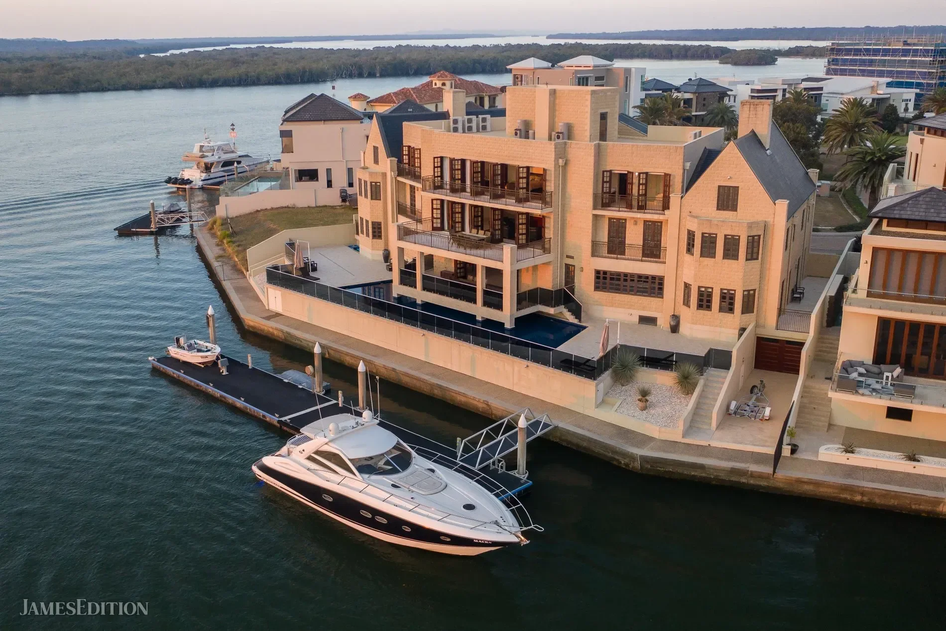 SOVEREIGN ISLANDS, Knightsbridge Parade West, Paradise Point, Queensland, Australia. - Photo 2