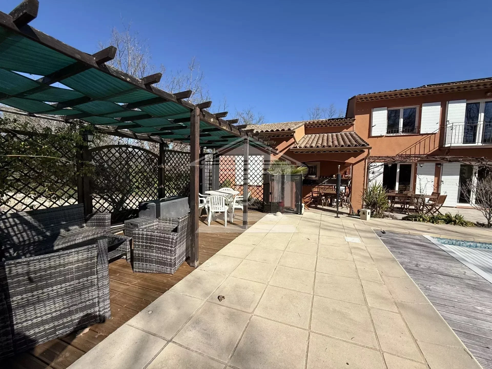 Exterior photo 9