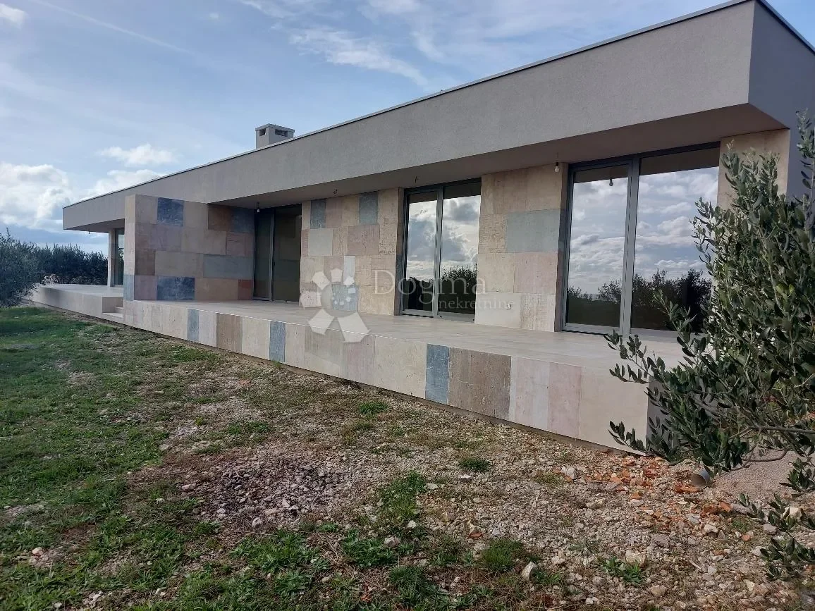 Exterior photo 6
