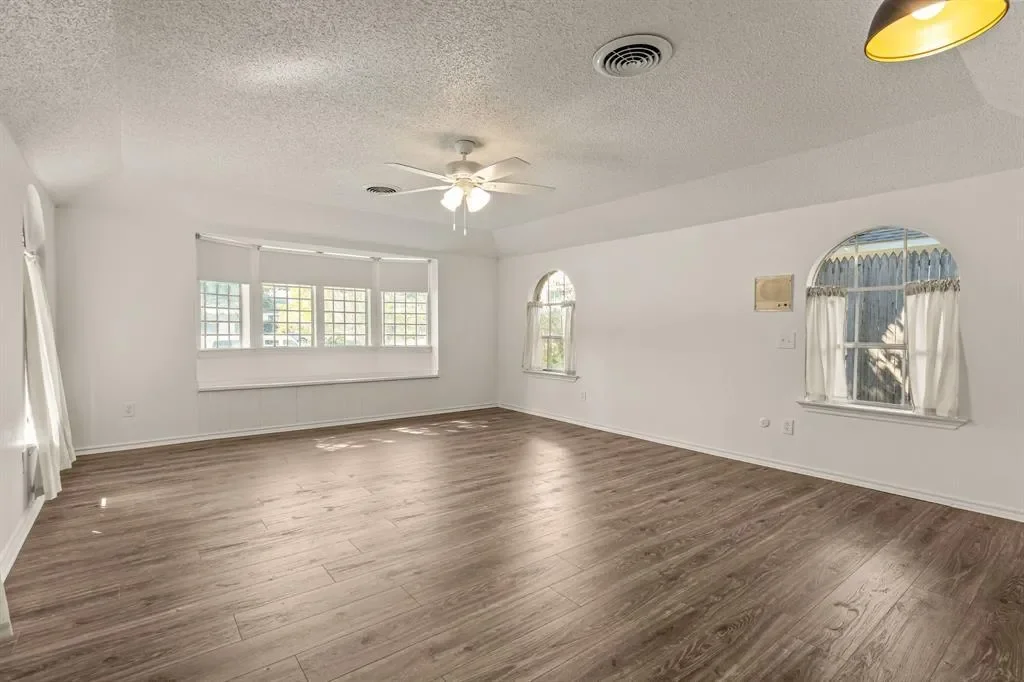 5300 Northcrest Road, Fort Worth, Texas, United States. - Photo 4