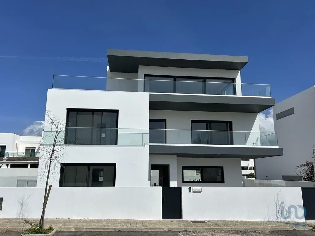 Exterior photo 2