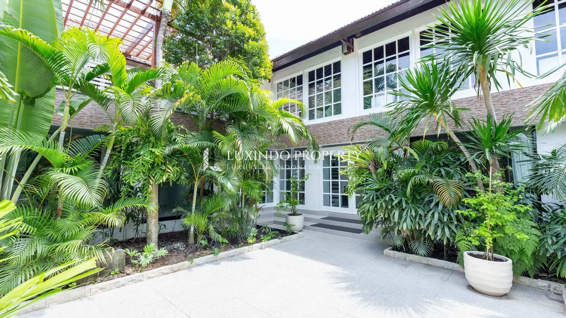 Exterior photo 6