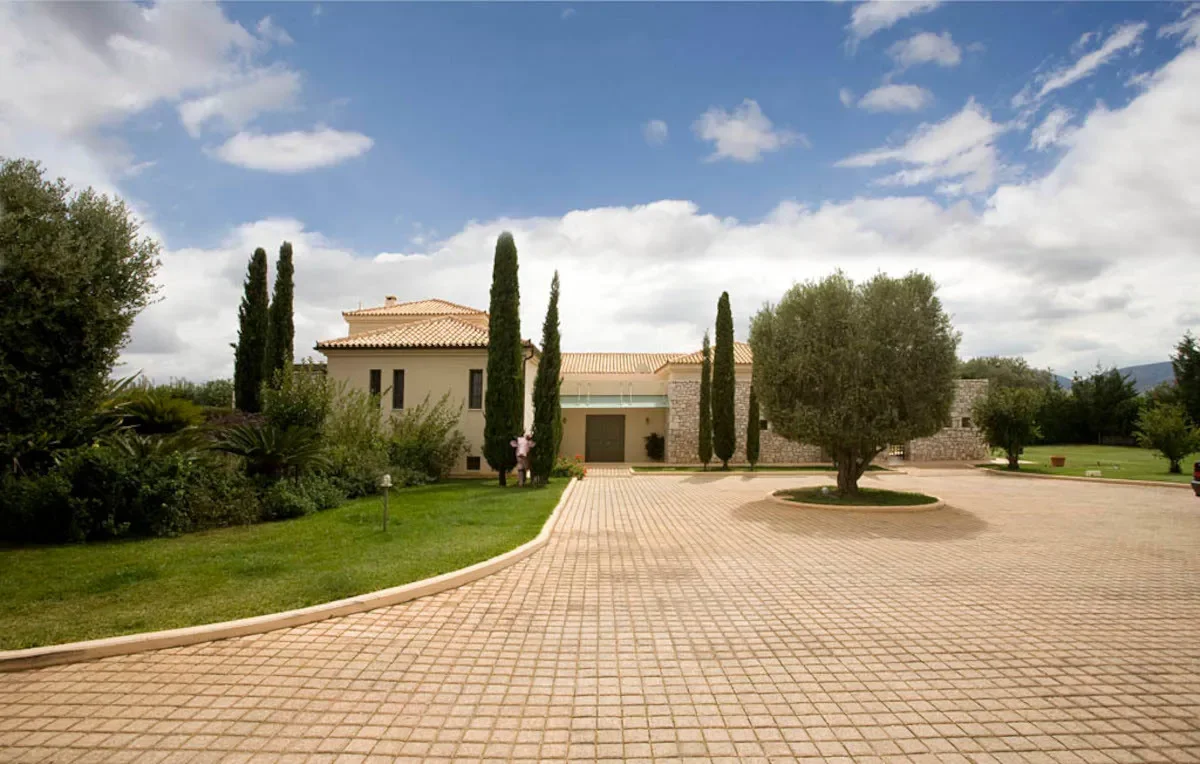 Exterior photo 5