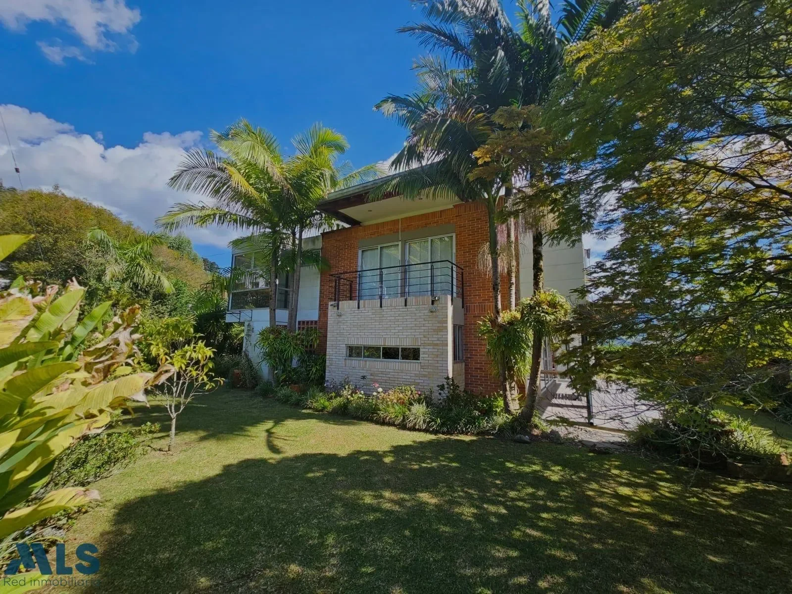 Exterior photo 5