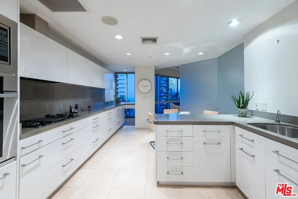 10490 Wilshire Boulevard 604, Los Angeles, California, United States. - Photo 21