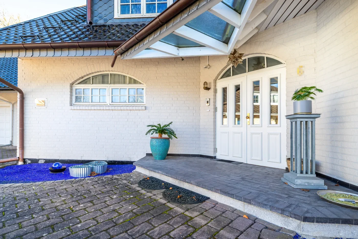 Exterior photo 2