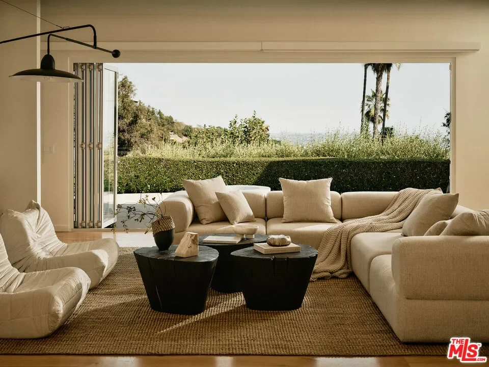 2635 Carman Crest Drive, Los Angeles, California, United States. - Photo 3