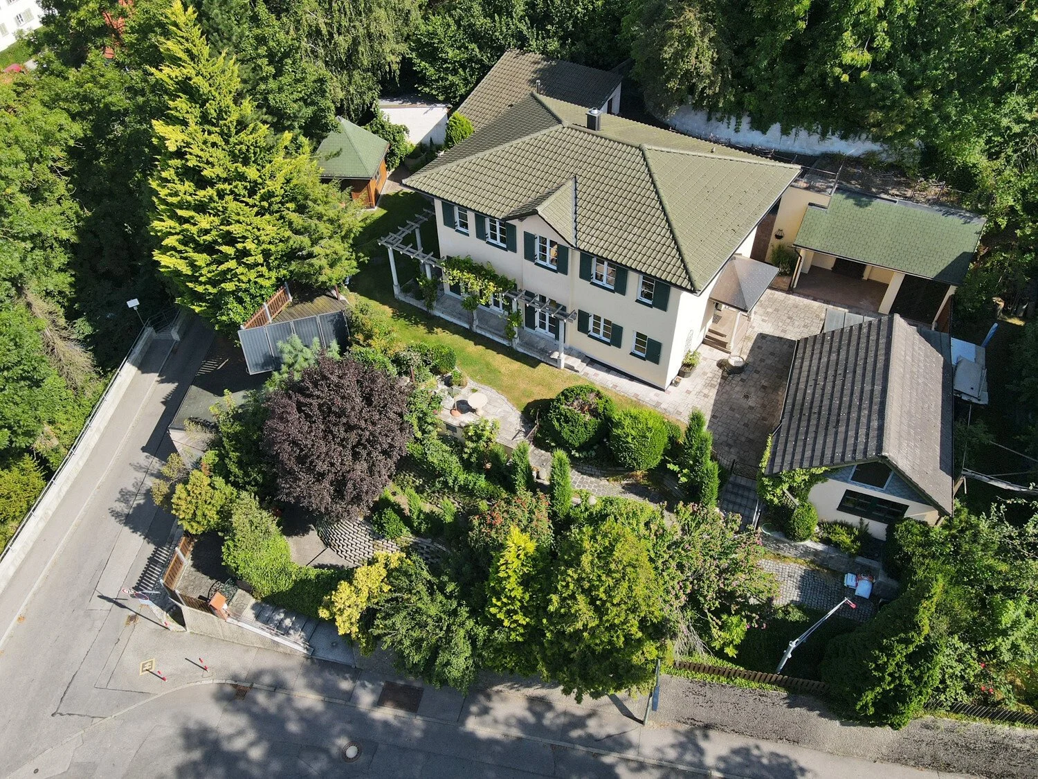 Exterior photo 8