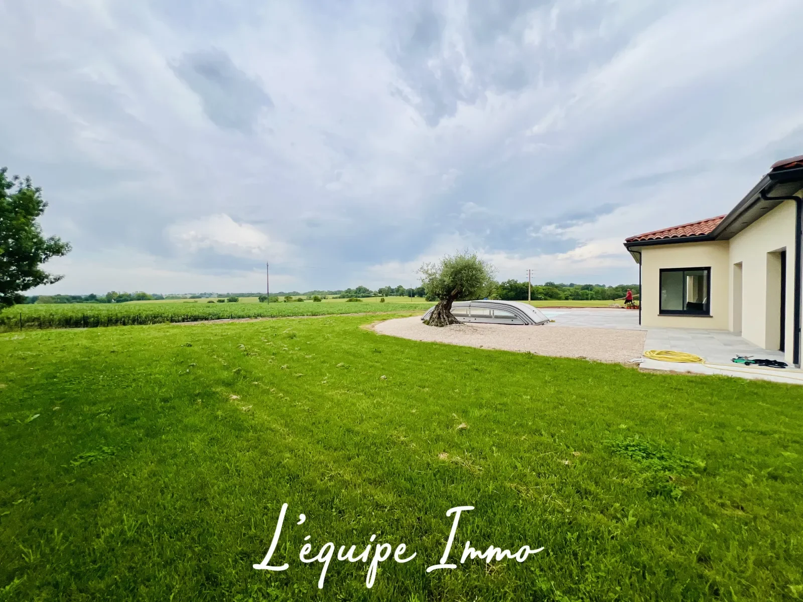 Exterior photo 10