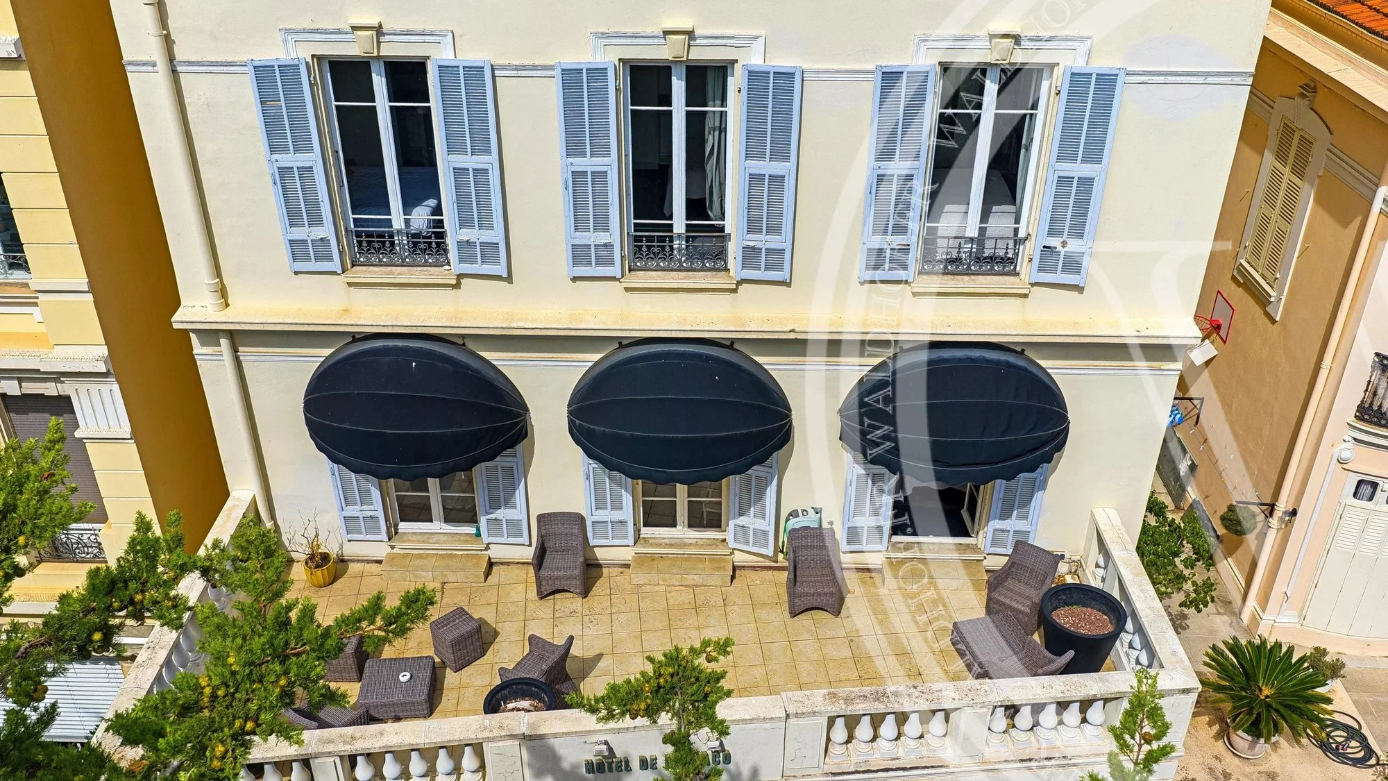 Exterior photo 5
