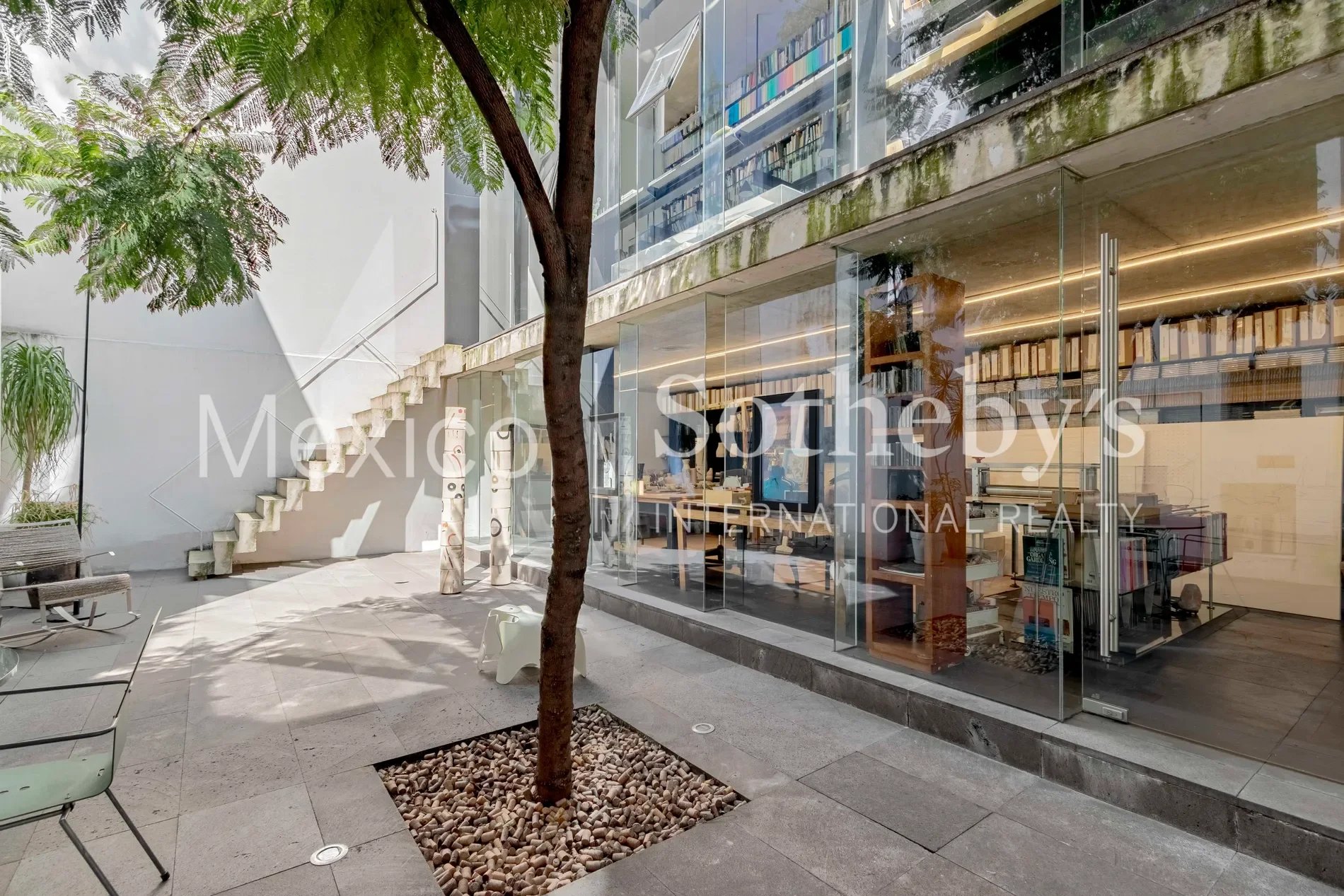 Exterior photo 2