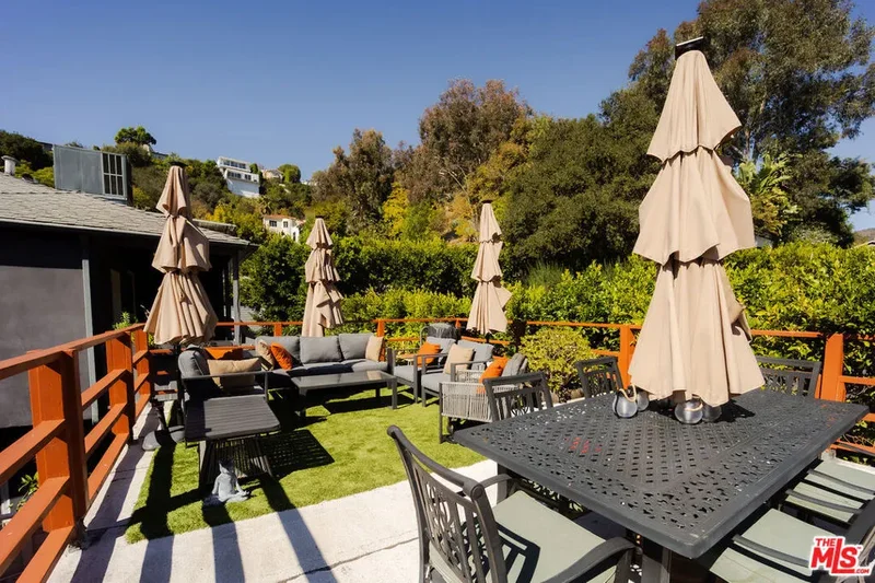 2563 N Beachwood Drive, Los Angeles, California, United States. - Photo 21