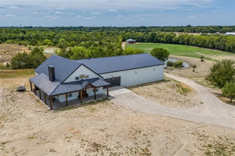 3 Bedrooms Farm/Ranch