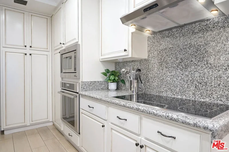 121 S Palm Dr, Beverly Hills, California, United States. - Photo 18