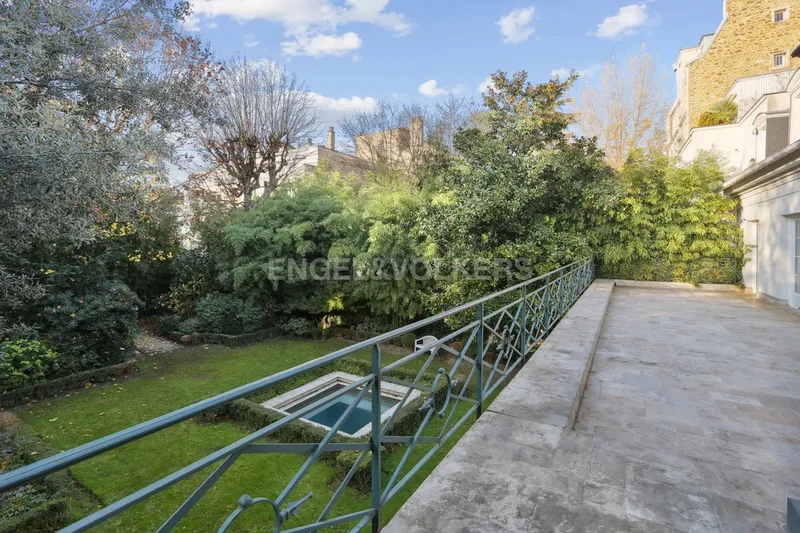 Neuilly-sur-Seine, Île-de-France, France. - Photo 13