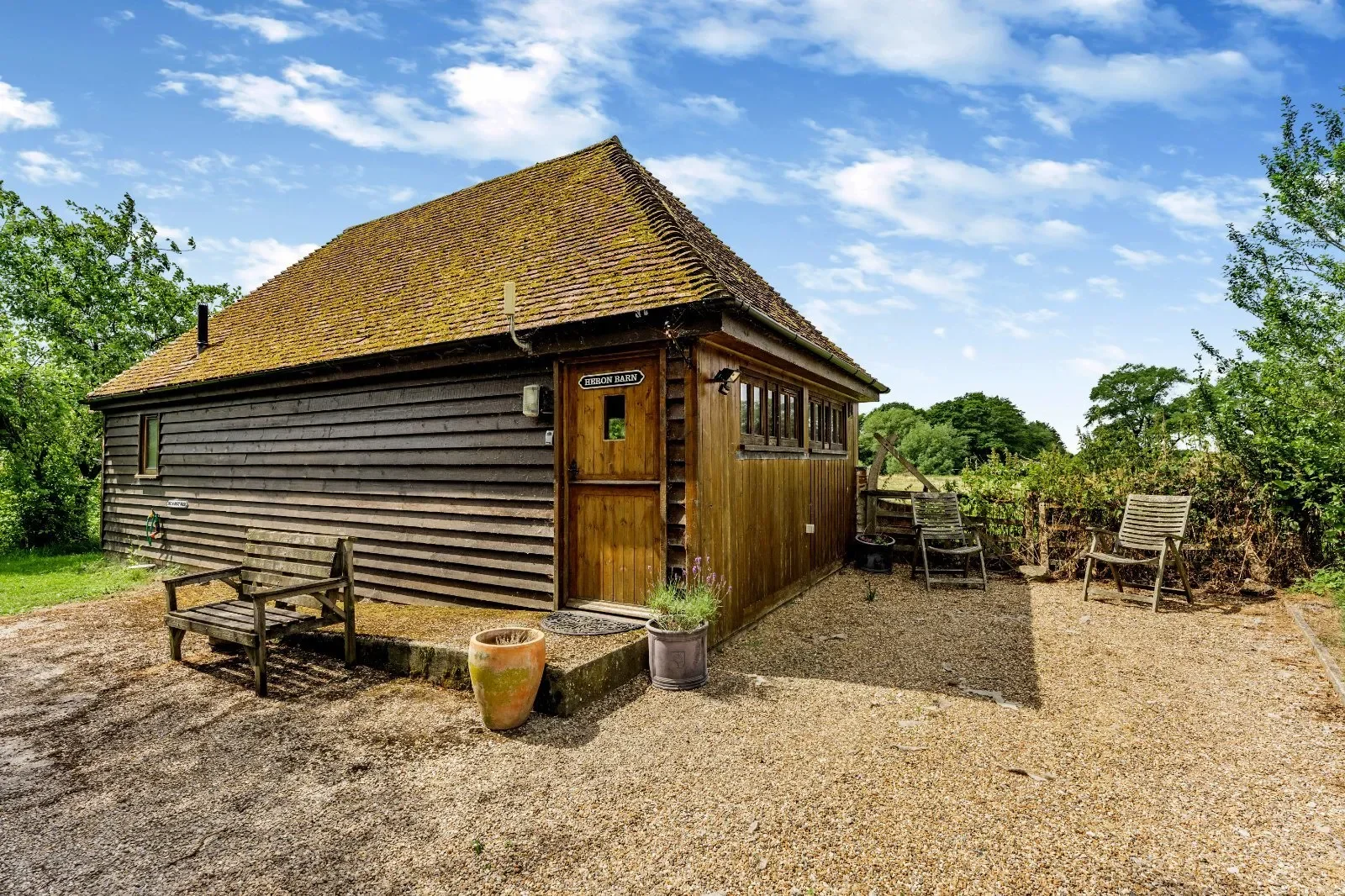 Exterior photo 6