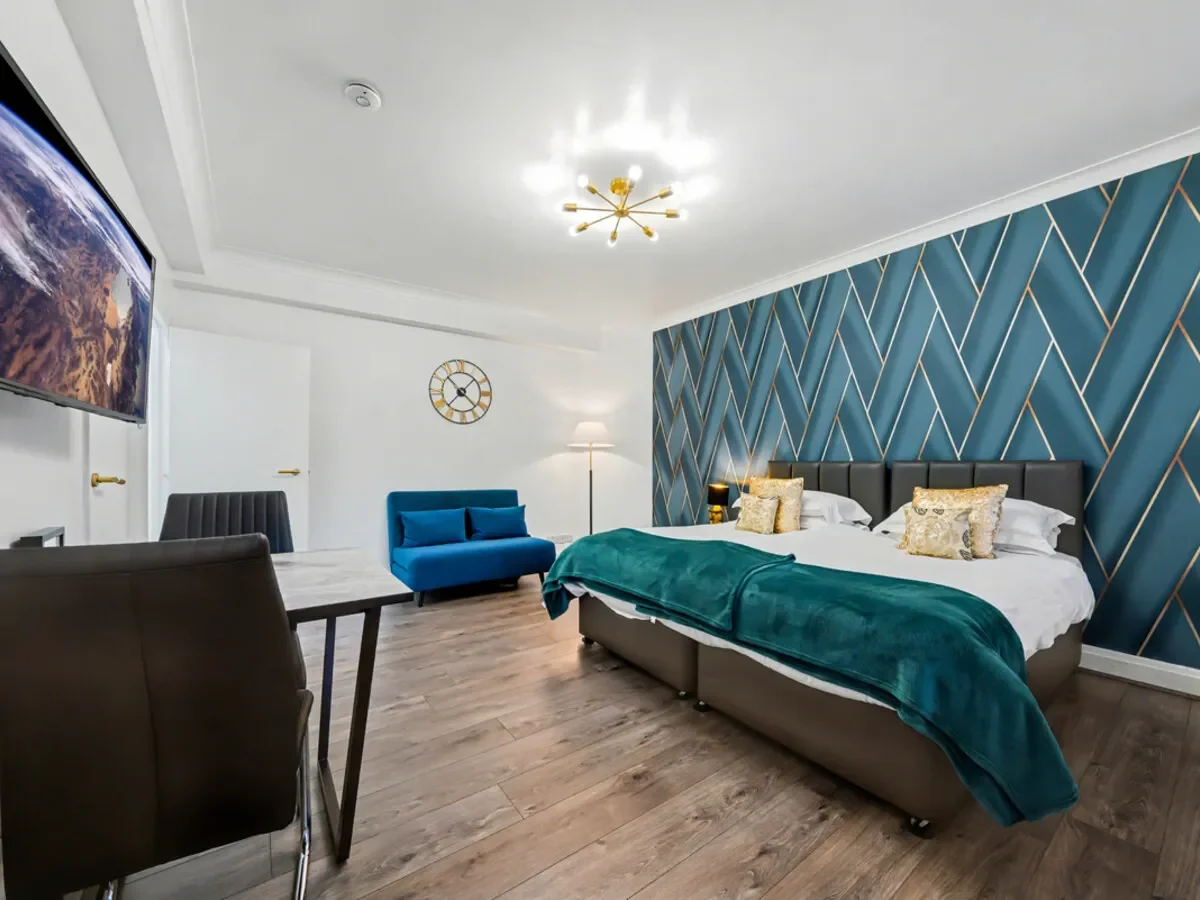 An immaculate studio apartment in this well-managed building in the heart of Chelsea with a share of