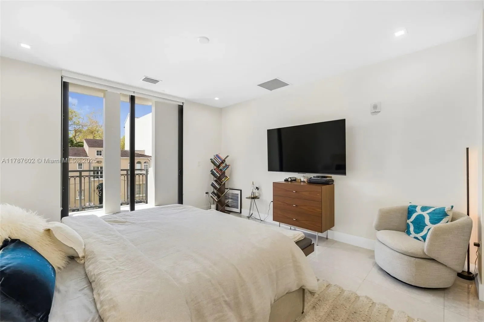 718 Valencia Ave 206, Coral Gables, Florida, United States. - Photo 30