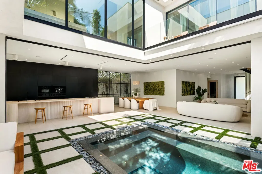 839 N Genesee Avenue, Los Angeles, California, United States. - Photo 15