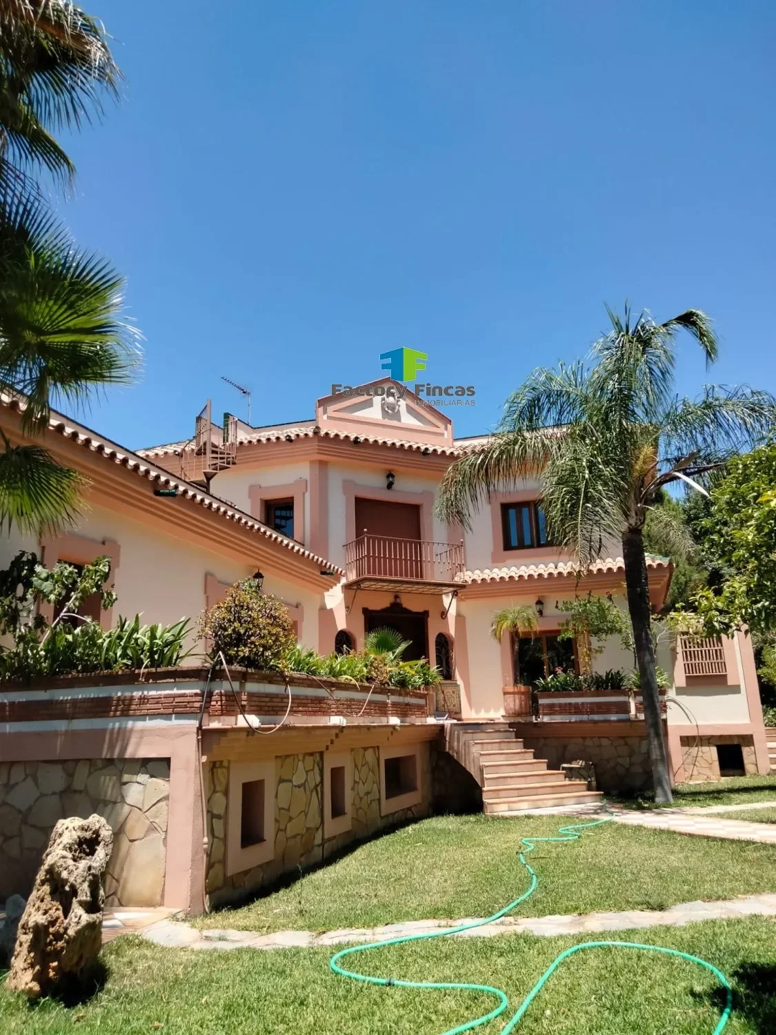 Exterior photo 2
