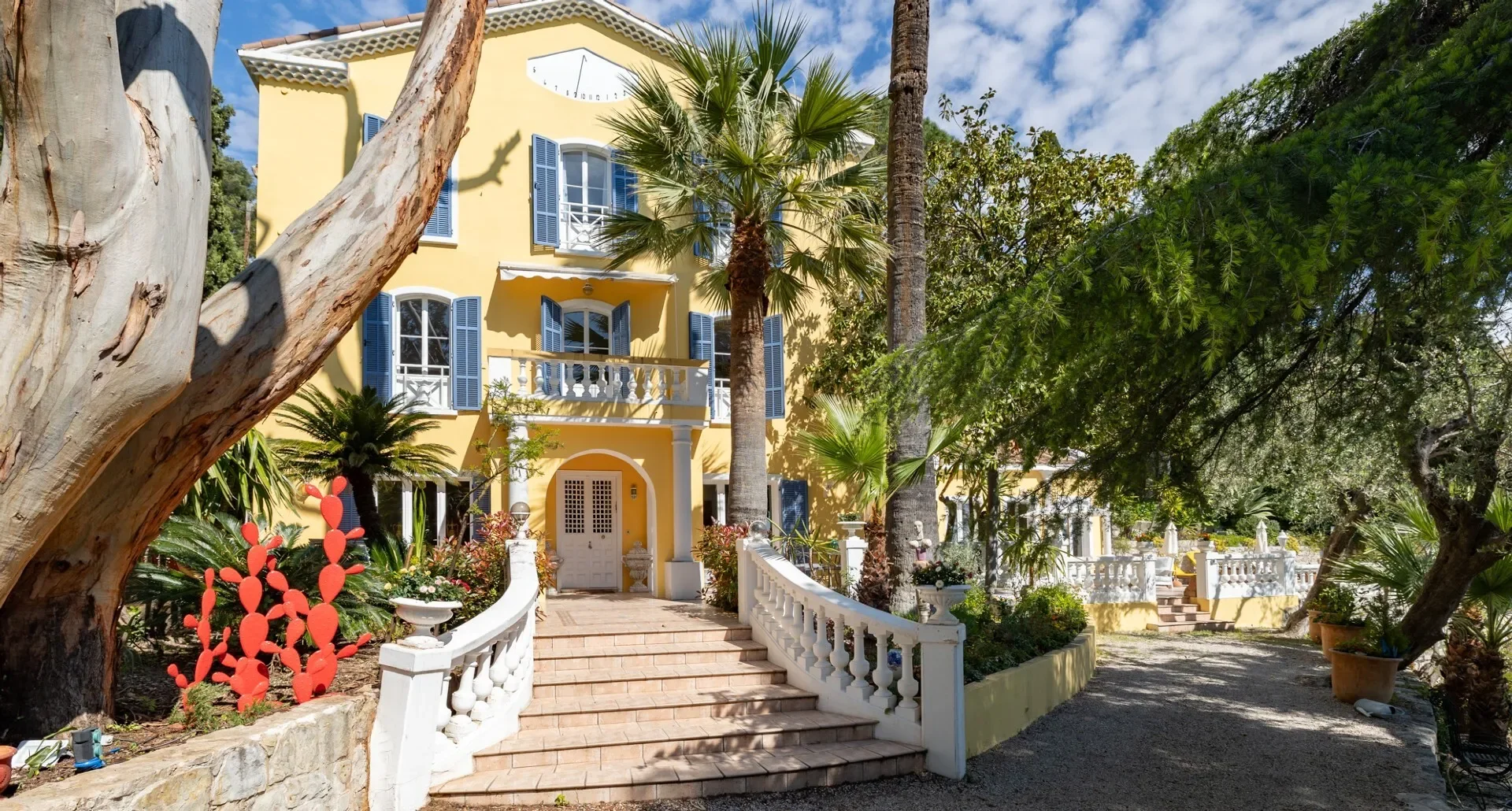 NICE ESTIENNE D'ORVES - VILLA OF 327 SQM FOR SALE - SWIMMING POOL - SEA VIEW - LANDSCAPED GARDEN OF