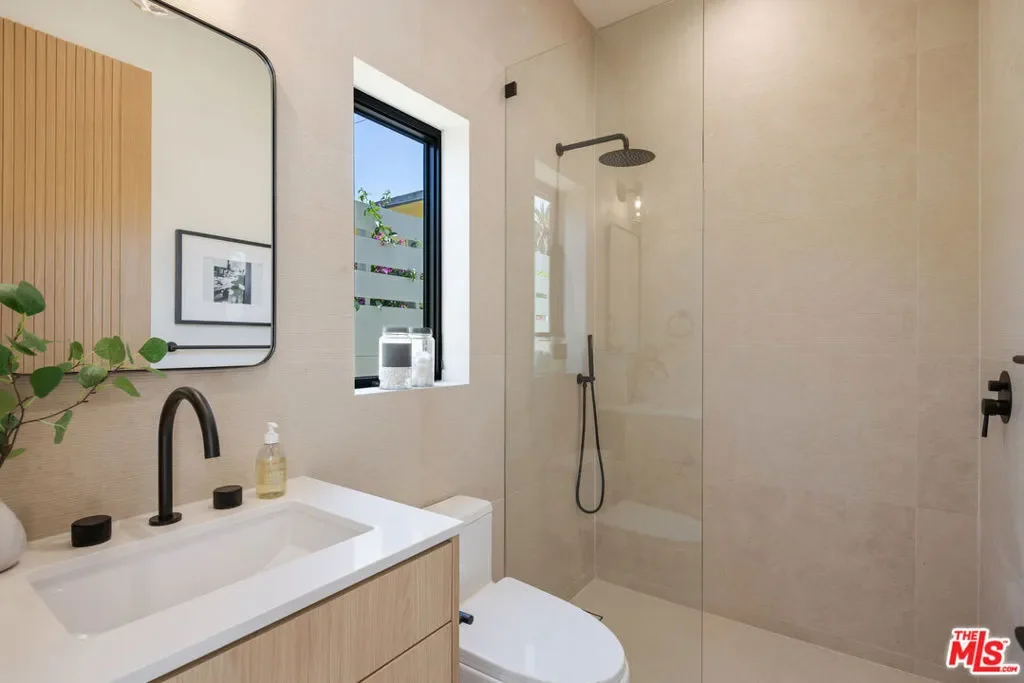 2115 Walnut Avenue, Los Angeles, California, United States. - Photo 28