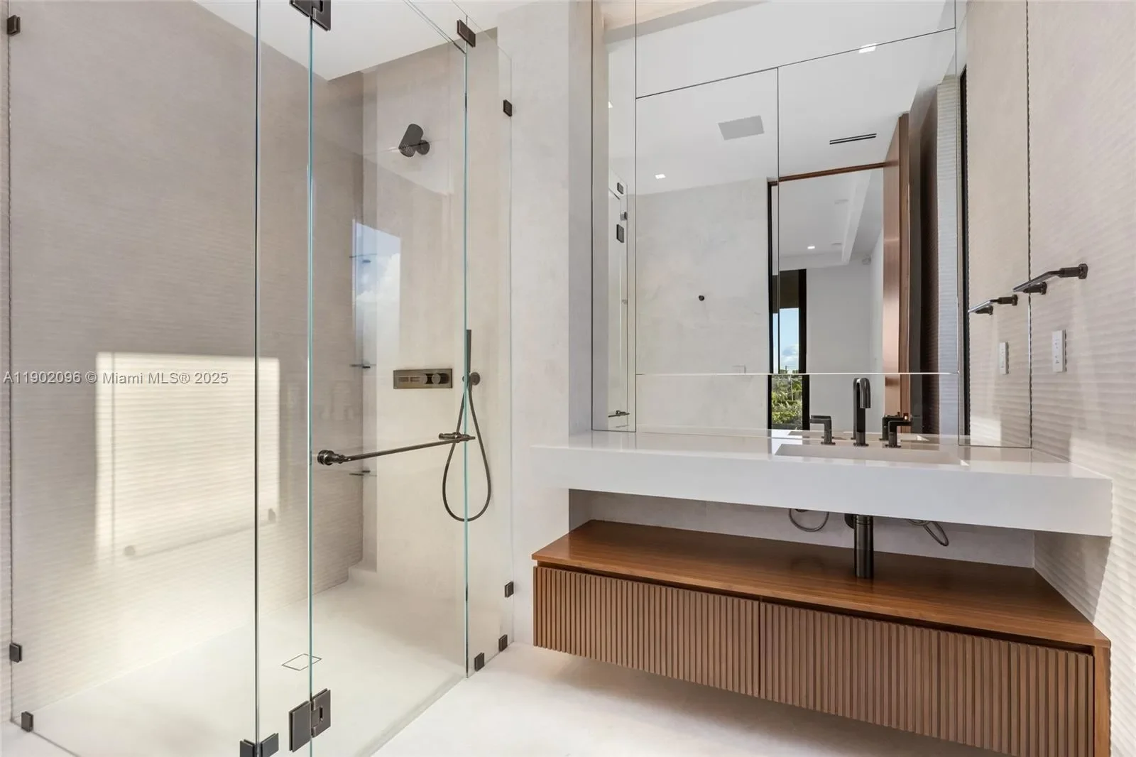 11404 N Bayshore Dr, North Miami Beach, Florida, United States. - Photo 45