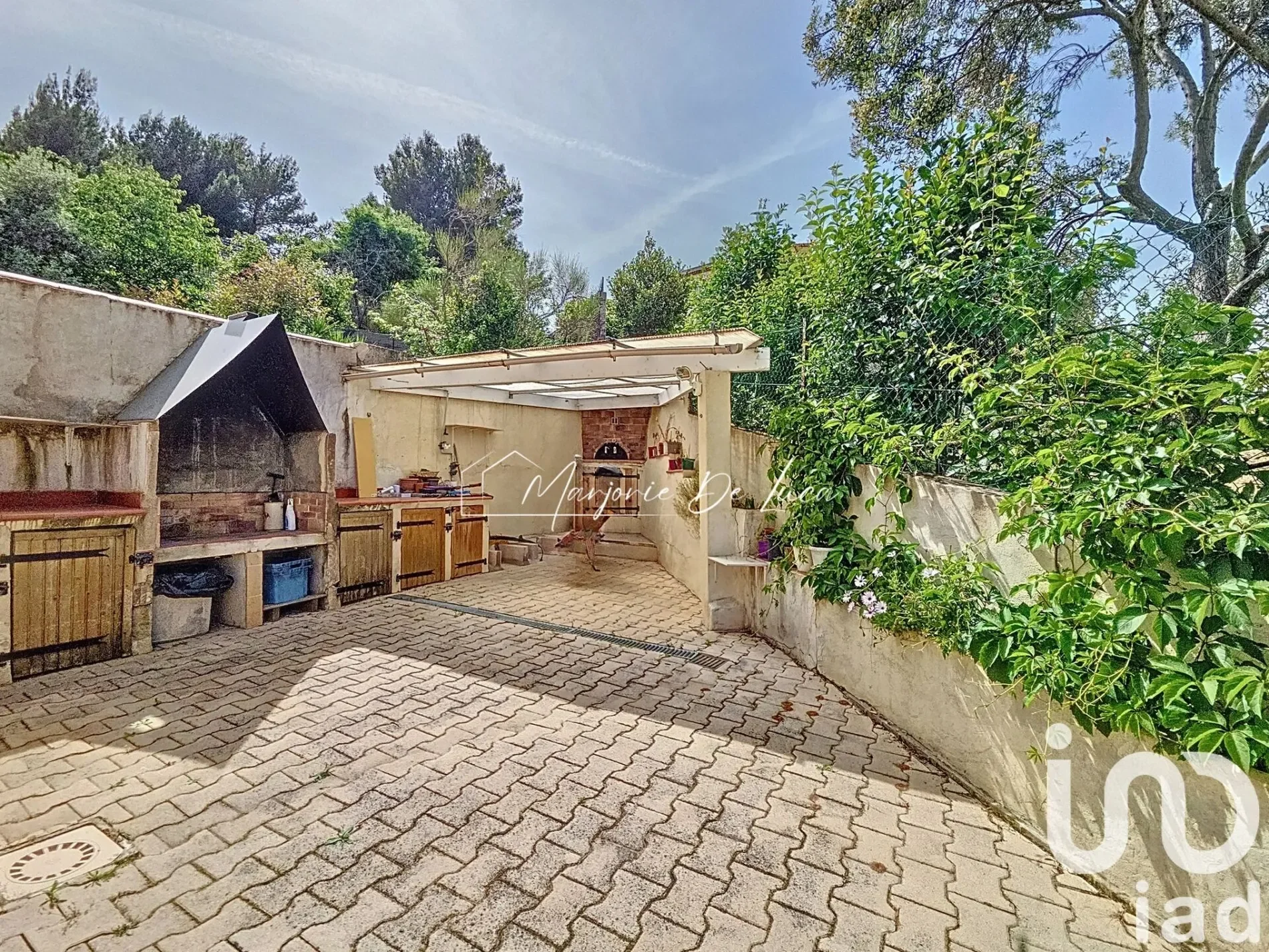 Exterior photo 2