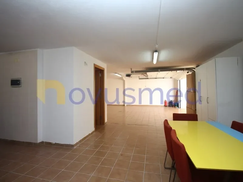 Semi-detached house in Albufeira with 3 suites, office, 2 swimming pools and garage with 86 m2
