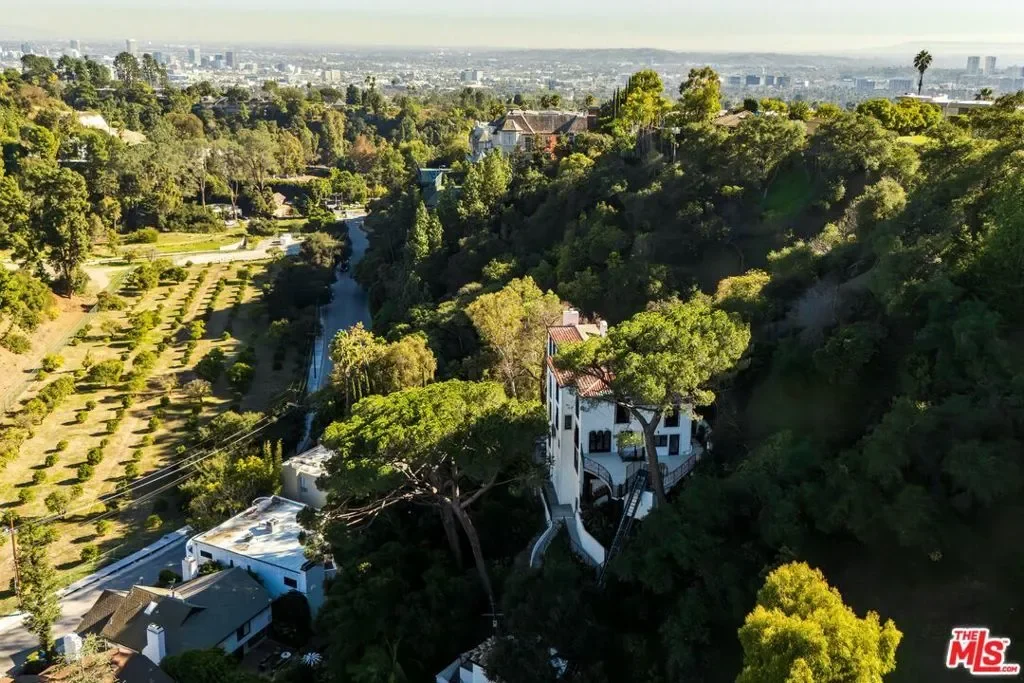 1301 N Beverly Drive, Beverly Hills, California, United States. - Photo 2
