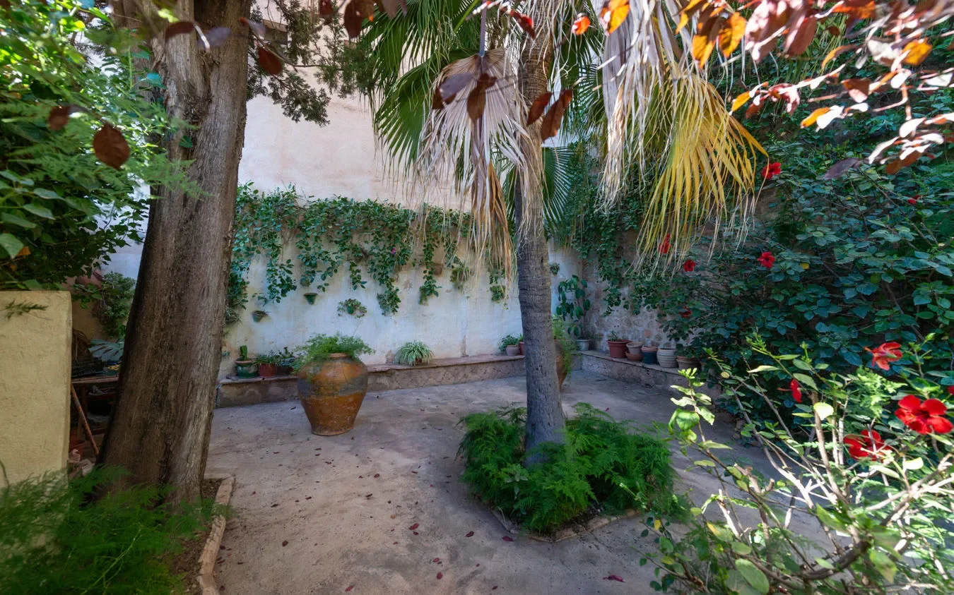 Exterior photo 6