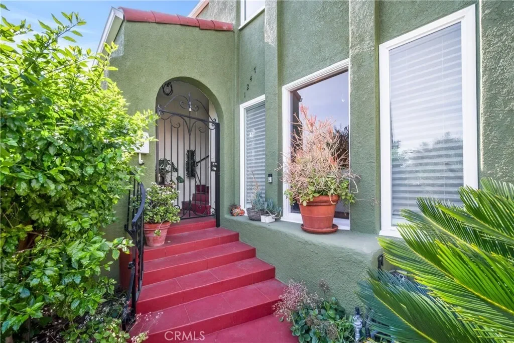 Exterior photo 2