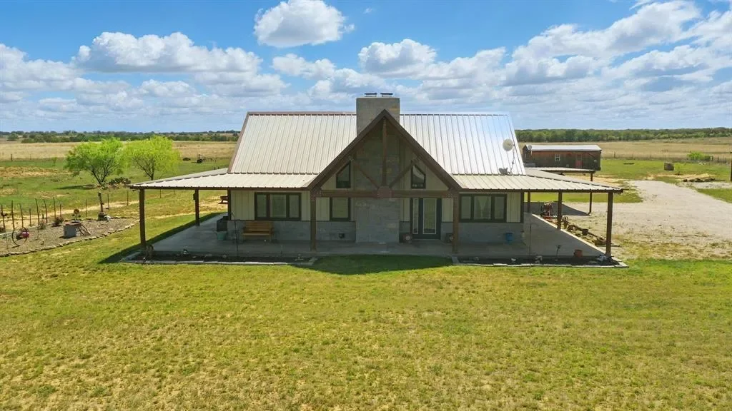 3 Bedrooms Farm/Ranch