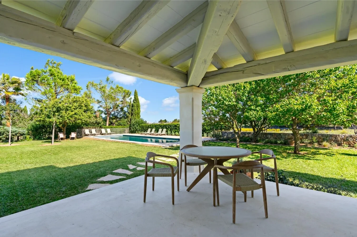 Exterior photo 4