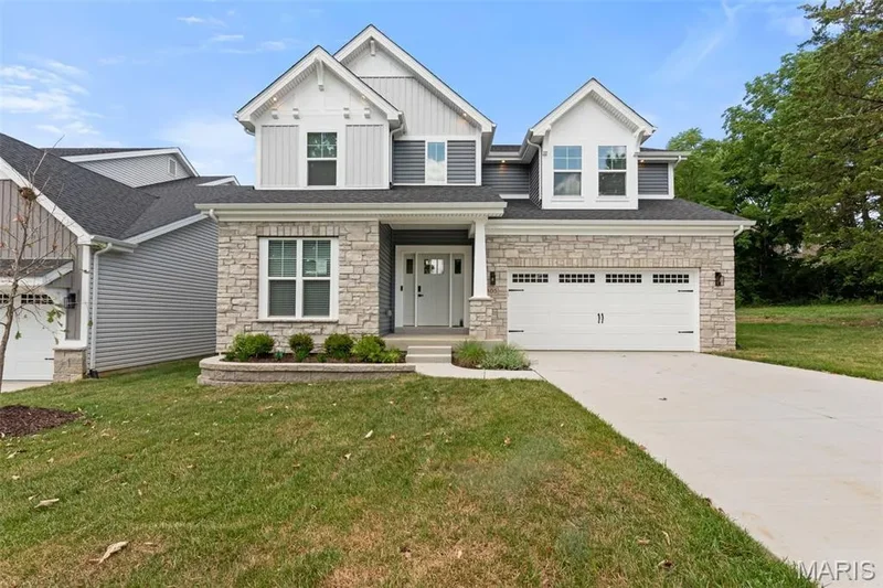 Single Family Residence in St Louis
