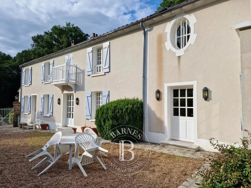 Milon-la-Chapelle (78) residence of 462 m2 on a land of 1,7 hectare with swimming pool and pool hous