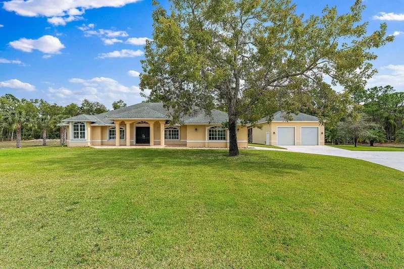 Single Family Residence in Loxahatchee
