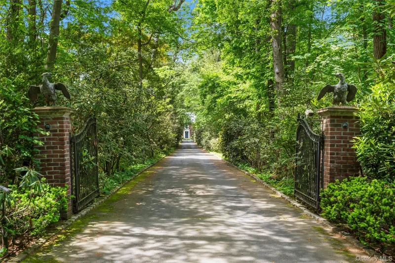 88 Wheatley Road, Old Westbury, New York, United States. - Photo 2
