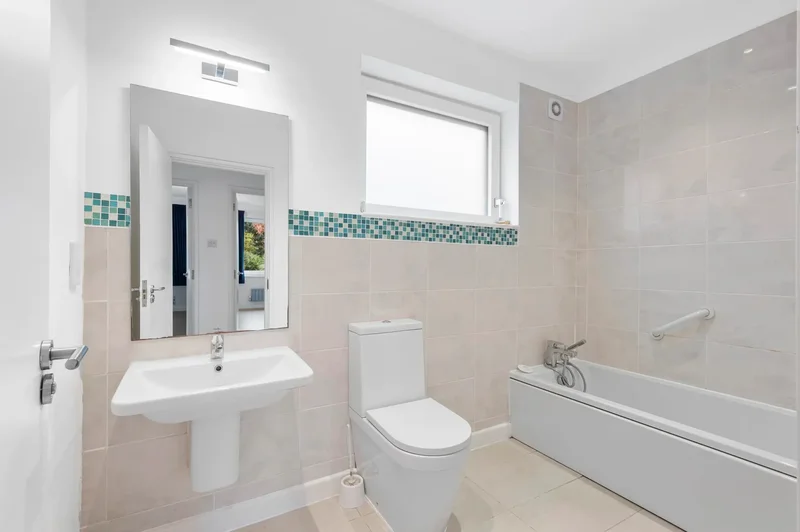 Fitzgeorge Avenue, New Malden, England, United Kingdom. - Photo 8