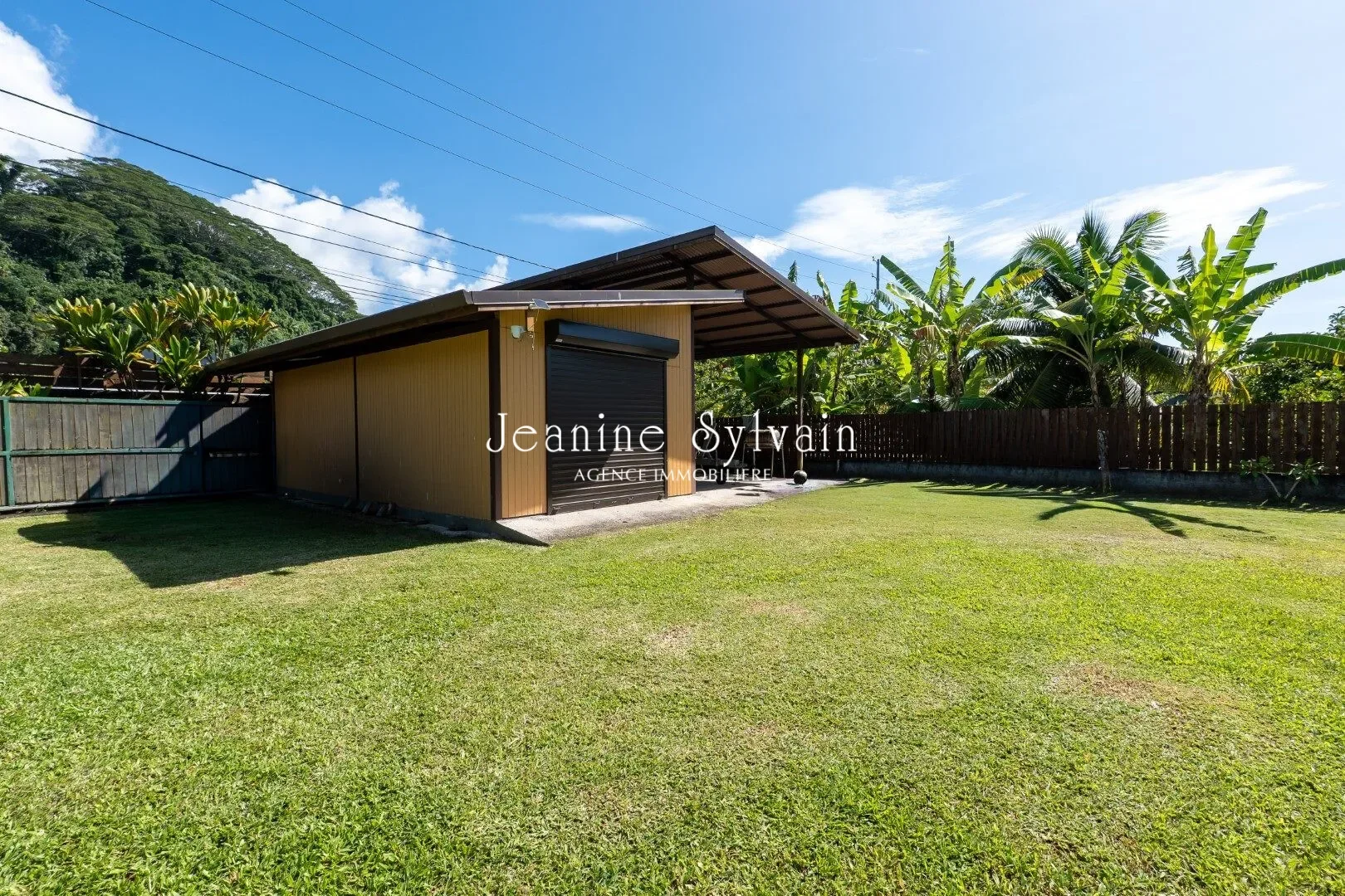 Exterior photo 4