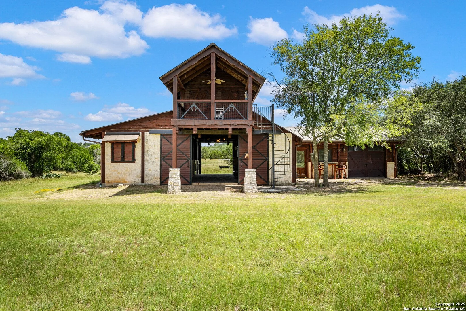 Exterior photo 2
